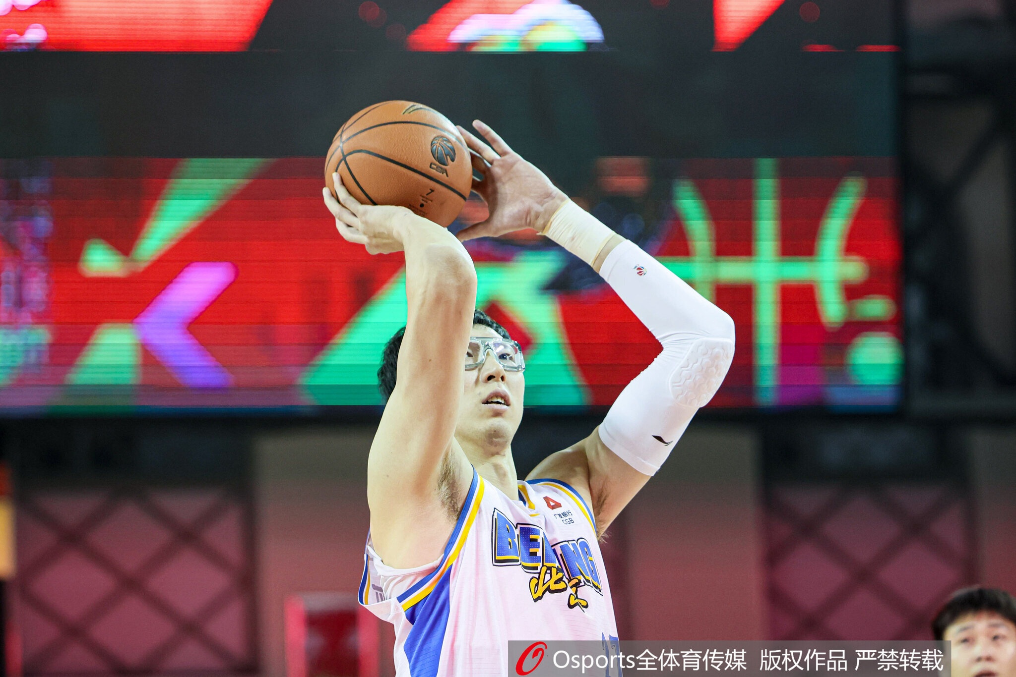 直接对位！周琦半场7分5板1助1帽VS王哲林10分10板2助&amp;6前场板